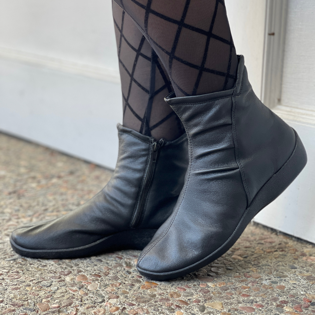 Arcopedico Women s L19 Black Boot 41